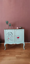 Load image into Gallery viewer, 1045 Barschrank / Weinbar in hellblau mit Strichzeichnung