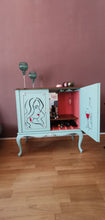 Load image into Gallery viewer, 1045 Barschrank / Weinbar in hellblau mit Strichzeichnung