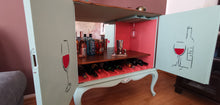Load image into Gallery viewer, 1045 Barschrank / Weinbar in hellblau mit Strichzeichnung