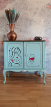 Load image into Gallery viewer, 1045 Barschrank / Weinbar in hellblau mit Strichzeichnung