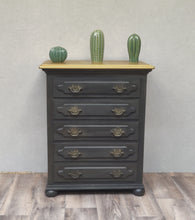 Load image into Gallery viewer, 1078 Kommode klassisch gestaltet in schwarzbraun gold