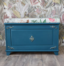 Load image into Gallery viewer, 1093 Truhe mit Polster Blau / Gold