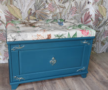 Load image into Gallery viewer, 1093 Truhe mit Polster Blau / Gold