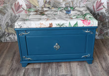 Load image into Gallery viewer, 1093 Truhe mit Polster Blau / Gold