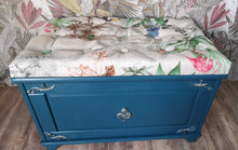 Load image into Gallery viewer, 1093 Truhe mit Polster Blau / Gold