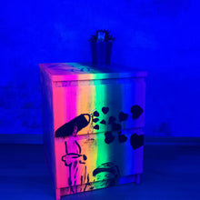 Load image into Gallery viewer, 1104 - Graffiti Neon Nachttisch in Handarbeit