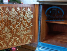 Load image into Gallery viewer, 1141 Chippendale Kommode mit Barock Muster