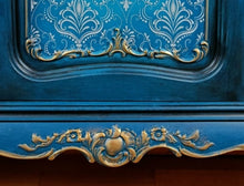 Load image into Gallery viewer, 1141 Chippendale Kommode mit Barock Muster