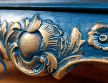 Load image into Gallery viewer, 1141 Chippendale Kommode mit Barock Muster