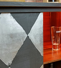 Load image into Gallery viewer, 1143 - Barschrank matt Schwarz mit Silber