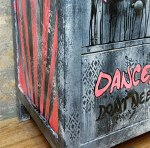 Load image into Gallery viewer, 1158 Kommode Street Art Dance