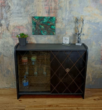 Load image into Gallery viewer, 1169 Barschrank in mattschwarz/gold