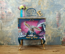 Load image into Gallery viewer, 1185 Nachttisch / Beistellschrank handbemalt