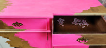 Load image into Gallery viewer, 1221 Sideboard / Kommode Neonpink, Gold und Streifen