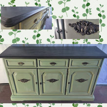 Load image into Gallery viewer, Dixie Belle Kreidefarbe in Farmhouse Green (helles Grün mit gelben Untertönen)