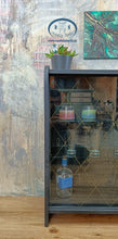 Load image into Gallery viewer, 1169 Barschrank in mattschwarz/gold
