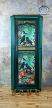 Load image into Gallery viewer, 1182 Garderobenschrank Rabe in waldgrün