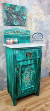Load image into Gallery viewer, 1176 Nachttisch / Beistellschrank "Old World" in grün