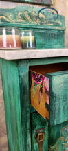 Load image into Gallery viewer, 1176 Nachttisch / Beistellschrank "Old World" in grün