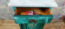 Load image into Gallery viewer, 1176 Nachttisch / Beistellschrank "Old World" in grün