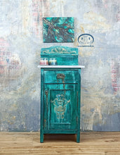 Load image into Gallery viewer, 1176 Nachttisch / Beistellschrank "Old World" in grün