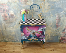 Load image into Gallery viewer, 1185 Nachttisch / Beistellschrank handbemalt