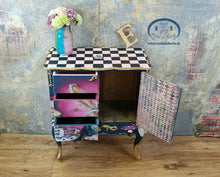 Load image into Gallery viewer, 1185 Nachttisch / Beistellschrank handbemalt
