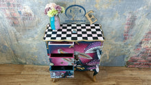 Load image into Gallery viewer, 1185 Nachttisch / Beistellschrank handbemalt