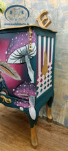 Load image into Gallery viewer, 1185 Nachttisch / Beistellschrank handbemalt