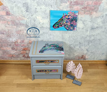 Load image into Gallery viewer, 1177 Nachttisch / Beistellschrank Pferd