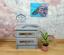 Load image into Gallery viewer, 1177 Nachttisch / Beistellschrank Pferd