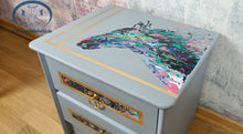 Load image into Gallery viewer, 1177 Nachttisch / Beistellschrank Pferd