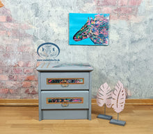 Load image into Gallery viewer, 1177 Nachttisch / Beistellschrank Pferd