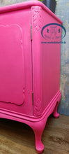 Load image into Gallery viewer, 1179 Sideboard / Kommode Neonpink, Gold und Streifen