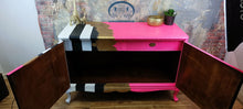 Load image into Gallery viewer, 1179 Sideboard / Kommode Neonpink, Gold und Streifen