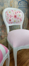 Load image into Gallery viewer, 1180 - Stühle weiß mit individuellen Stoffen