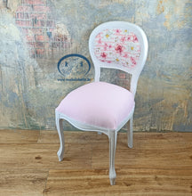 Load image into Gallery viewer, 1180 - Stühle weiß mit individuellen Stoffen