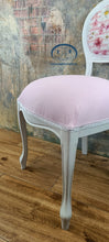 Load image into Gallery viewer, 1180 - Stühle weiß mit individuellen Stoffen