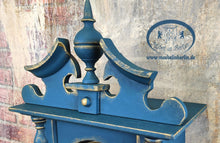 Load image into Gallery viewer, 1217 Wanduhr in Petrol, Gold mit Vogeldetail an der Rückwand