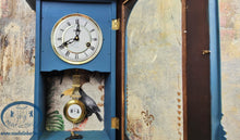 Load image into Gallery viewer, 1217 Wanduhr in Petrol, Gold mit Vogeldetail an der Rückwand