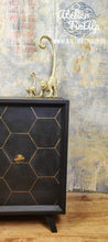 Load image into Gallery viewer, 1223 Barschrank matt Schwarz mit Gold Hexagon