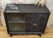 Load image into Gallery viewer, 1223 Barschrank matt Schwarz mit Gold Hexagon