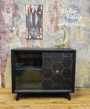 Load image into Gallery viewer, 1223 Barschrank matt Schwarz mit Gold Hexagon