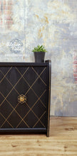Load image into Gallery viewer, 1224 Barschrank matt Schwarz mit Gold