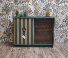 Load image into Gallery viewer, 1017 Barschrank in Waldgrün / Gold / Kommode / Schrank /Sideboard