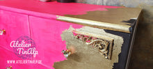 Load image into Gallery viewer, 1253 Sideboard / Kommode Neonpink, Gold mit Streifen
