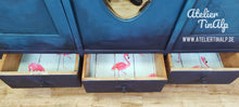 Load image into Gallery viewer, 1262 - farbenfroher Kleiderschrank im Vintage-Stil
