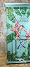 Lade das Bild in den Galerie-Viewer, 1263 - farbenfroher Kleiderschrank mit Kolibris (Vogel-Motiv) im tropischen Look
