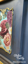 Lade das Bild in den Galerie-Viewer, 1268 Sideboard / Kommode Chippendale Rosen
