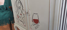 Lade das Bild in den Galerie-Viewer, 1045 Barschrank / Weinbar in hellblau mit Strichzeichnung
